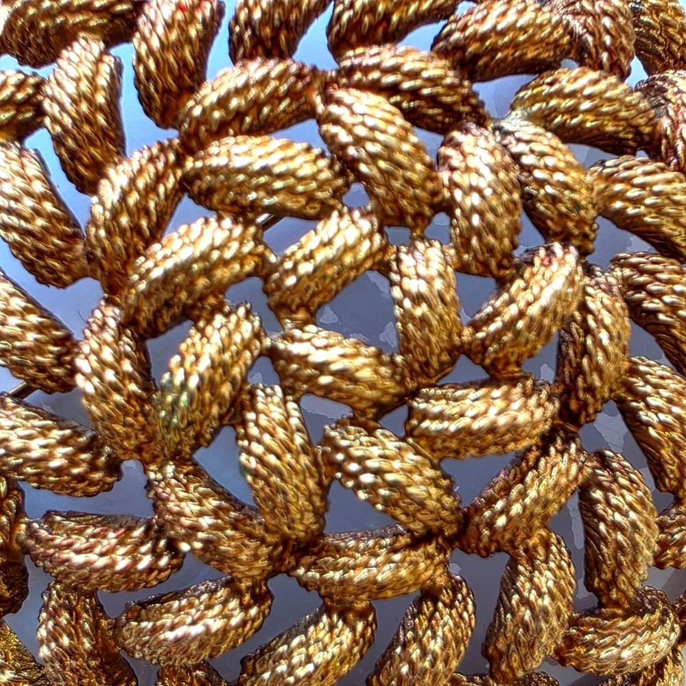 Vintage‎ Monet Round Gold Tone Textured Brooch Pin - Picture 3 of 5
